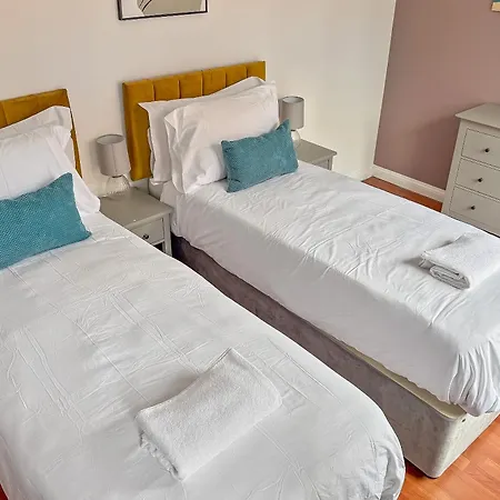Stylish Town Centre Apartment, Allocated Free Parking Space, Rickmansworth High Street, Modern Decor, Juliet Balcony, Walking Distance To Rickmansworth Station Metropolitan Line Exterior photo