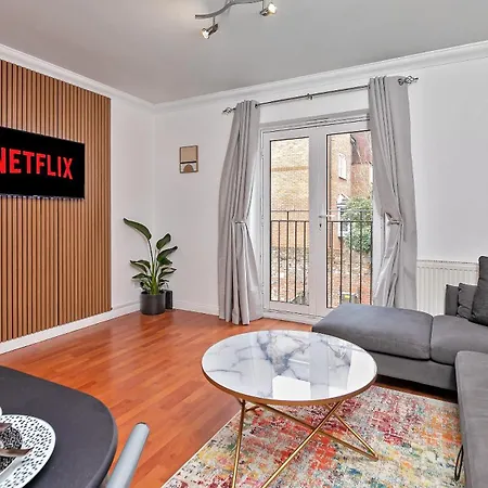 Stylish Town Centre Apartment, Allocated Free Parking Space, Rickmansworth High Street, Modern Decor, Juliet Balcony, Walking Distance To Rickmansworth Station Metropolitan Line Exterior photo