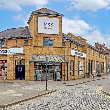 Stylish Town Centre Apartment, Allocated Free Parking Space, Rickmansworth High Street, Modern Decor, Juliet Balcony, Walking Distance To Rickmansworth Station Metropolitan Line Exterior photo