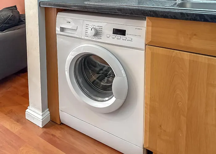 Stylish Town Centre Apartment, Allocated Free Parking Space, Rickmansworth High Street, Modern Decor, Juliet Balcony, Walking Distance To Rickmansworth Station Metropolitan Line