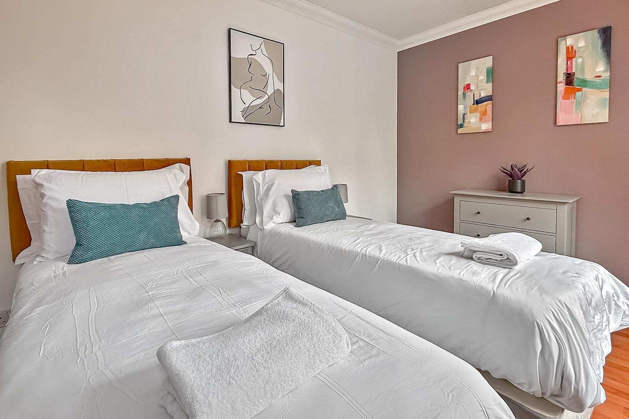 Stylish Town Centre Apartment, Allocated Free Parking Space, High Street, Modern Decor, Juliet Balcony, Walking Distance To Station Metropolitan Line Apartamento