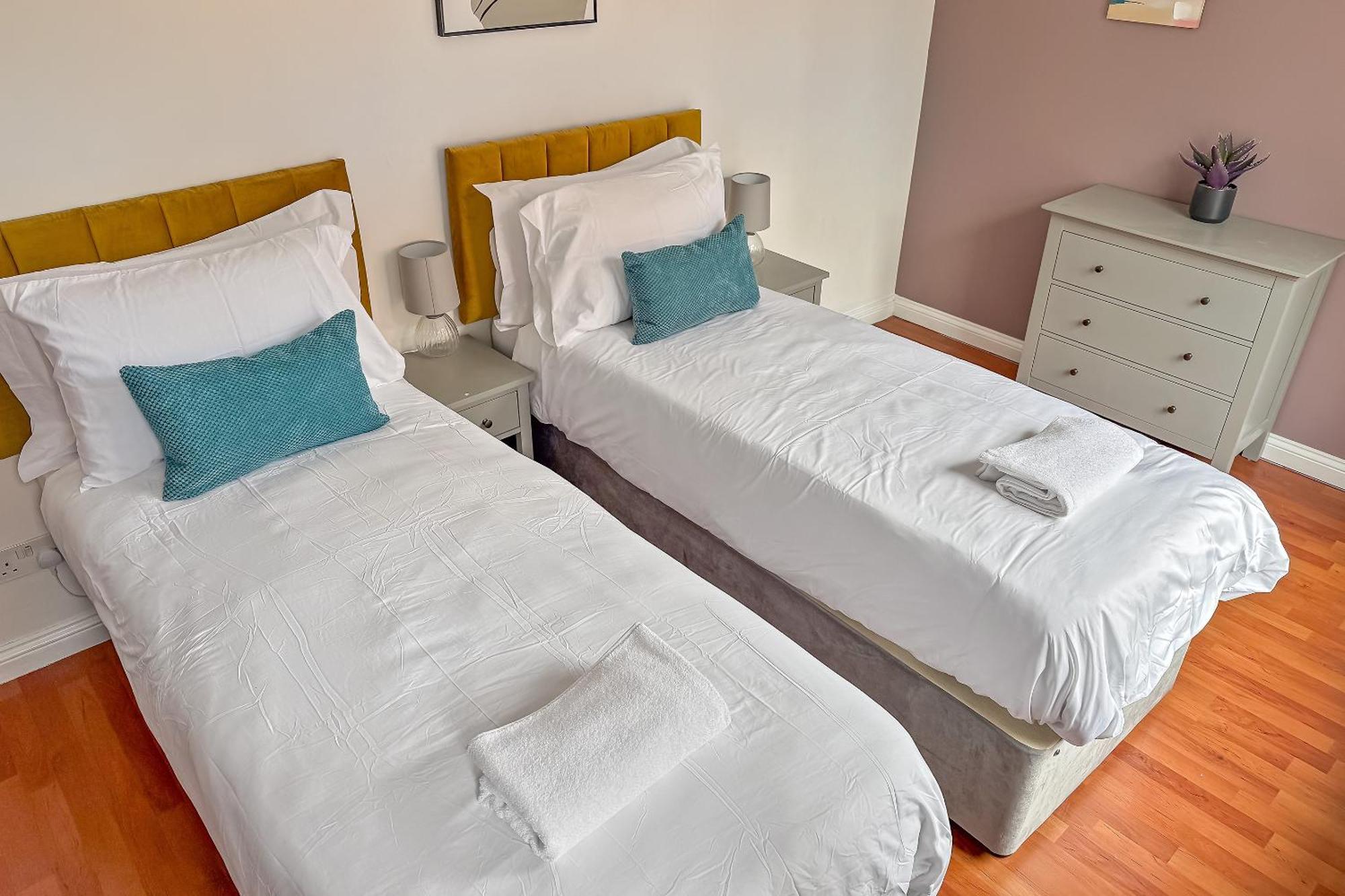 Stylish Town Centre Apartment, Allocated Free Parking Space, High Street, Modern Decor, Juliet Balcony, Walking Distance To Station Metropolitan Line Apartamento Rickmansworth