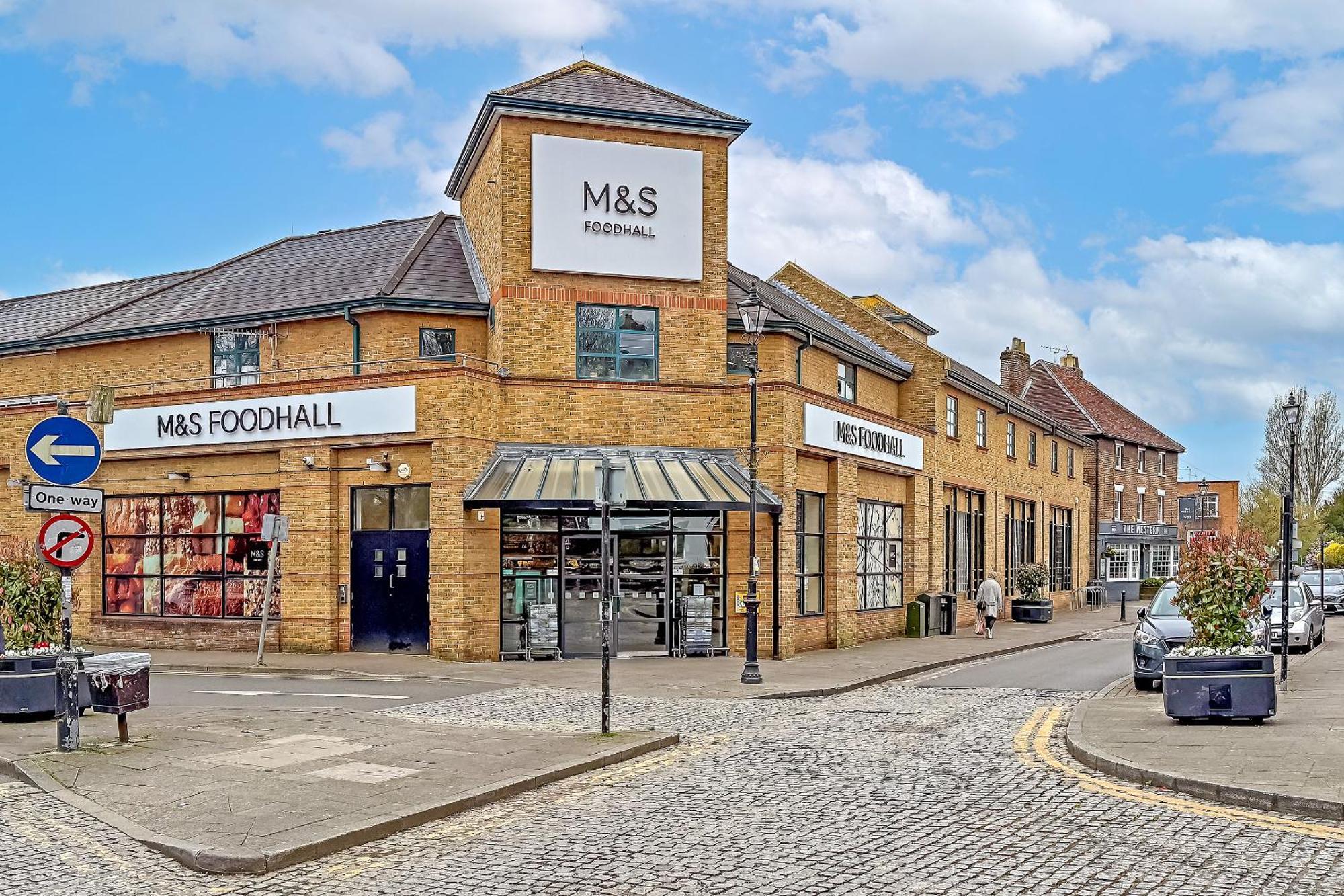 Stylish Town Centre Apartment, Allocated Free Parking Space, High Street, Modern Decor, Juliet Balcony, Walking Distance To Station Metropolitan Line Apartamento