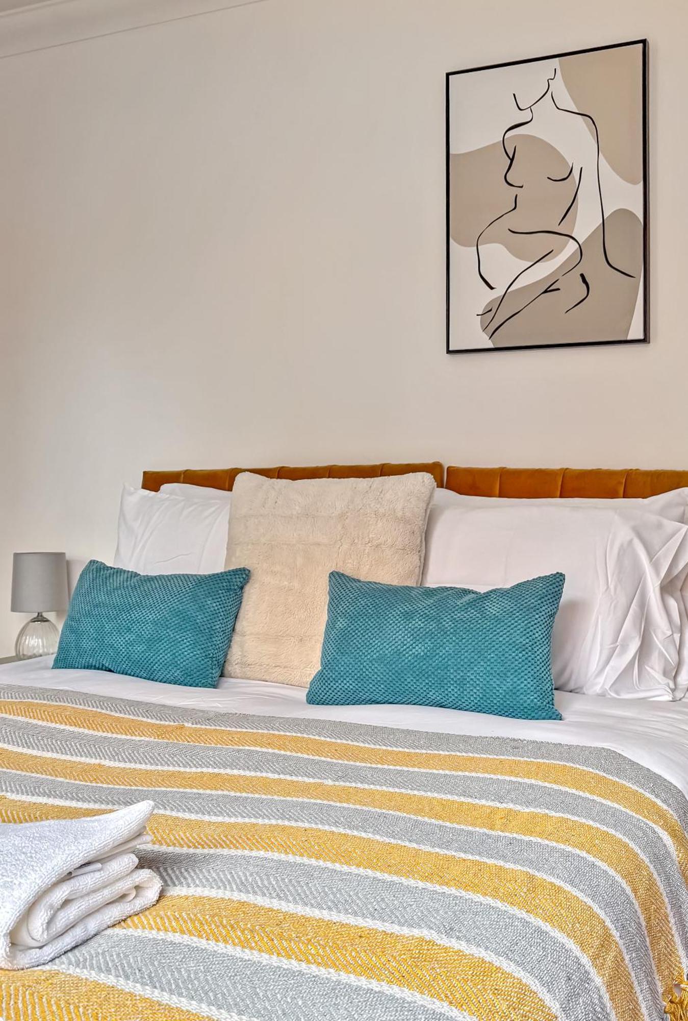 Apartamento Stylish Town Centre Apartment, Allocated Free Parking Space, High Street, Modern Decor, Juliet Balcony, Walking Distance To Station Metropolitan Line Rickmansworth