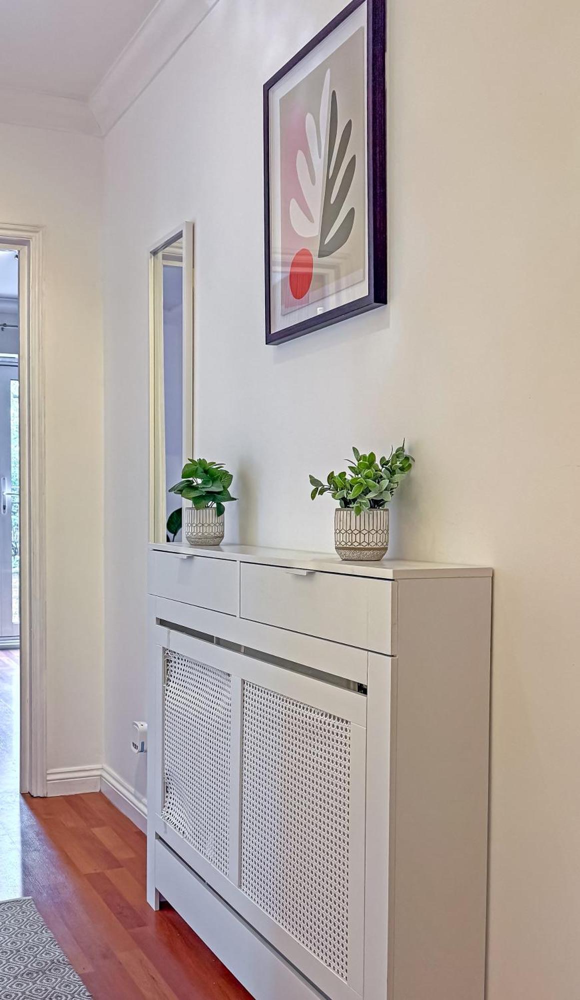 Stylish Town Centre Apartment, Allocated Free Parking Space, High Street, Modern Decor, Juliet Balcony, Walking Distance To Station Metropolitan Line Rickmansworth