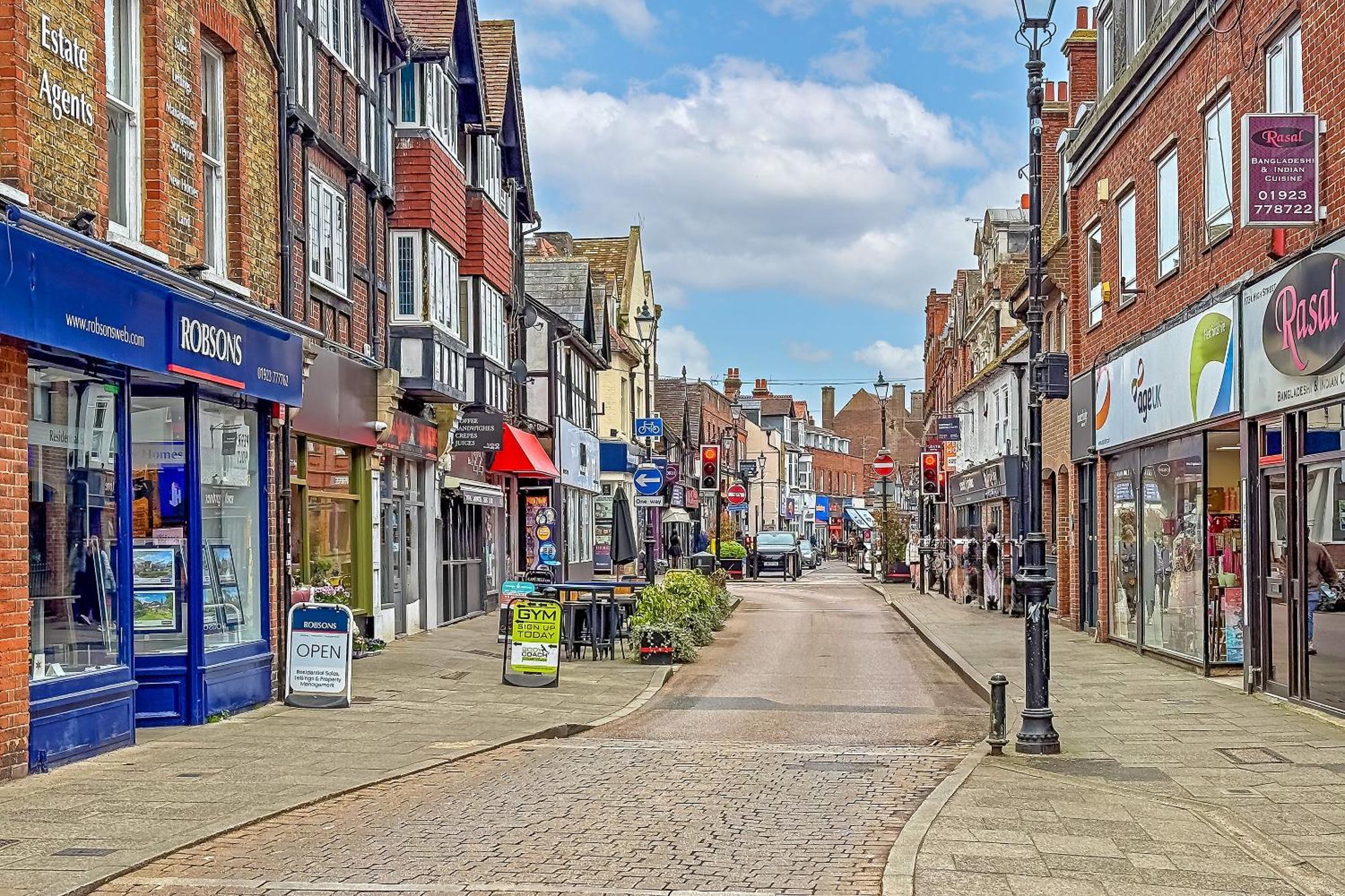 Stylish Town Centre Apartment, Allocated Free Parking Space, High Street, Modern Decor, Juliet Balcony, Walking Distance To Station Metropolitan Line Rickmansworth