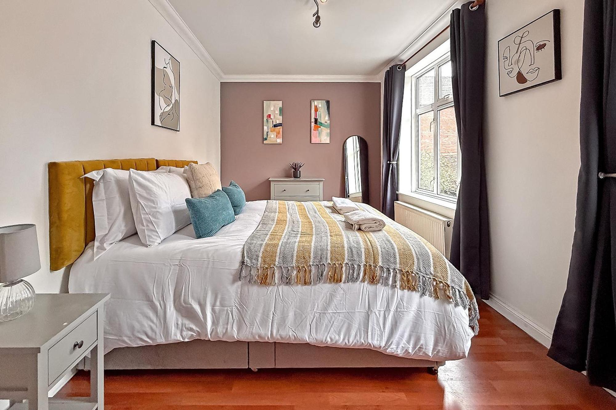 Stylish Town Centre Apartment, Allocated Free Parking Space, High Street, Modern Decor, Juliet Balcony, Walking Distance To Station Metropolitan Line * Rickmansworth