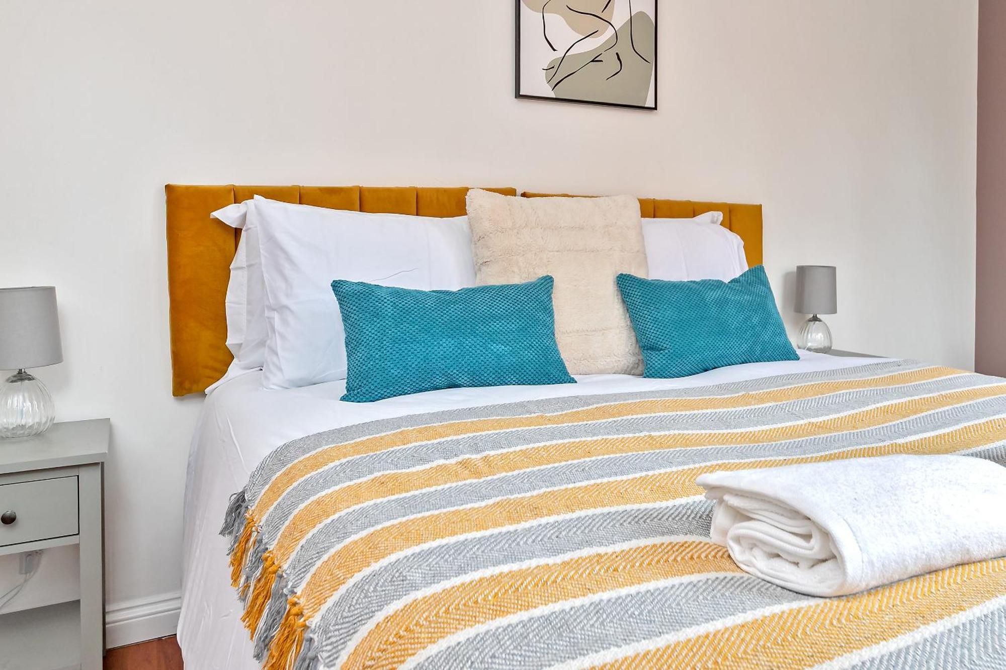Stylish Town Centre Apartment, Allocated Free Parking Space, High Street, Modern Decor, Juliet Balcony, Walking Distance To Station Metropolitan Line