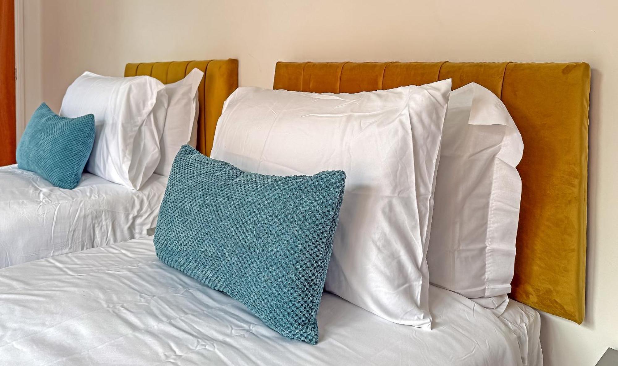 Apartamento Stylish Town Centre Apartment, Allocated Free Parking Space, High Street, Modern Decor, Juliet Balcony, Walking Distance To Station Metropolitan Line