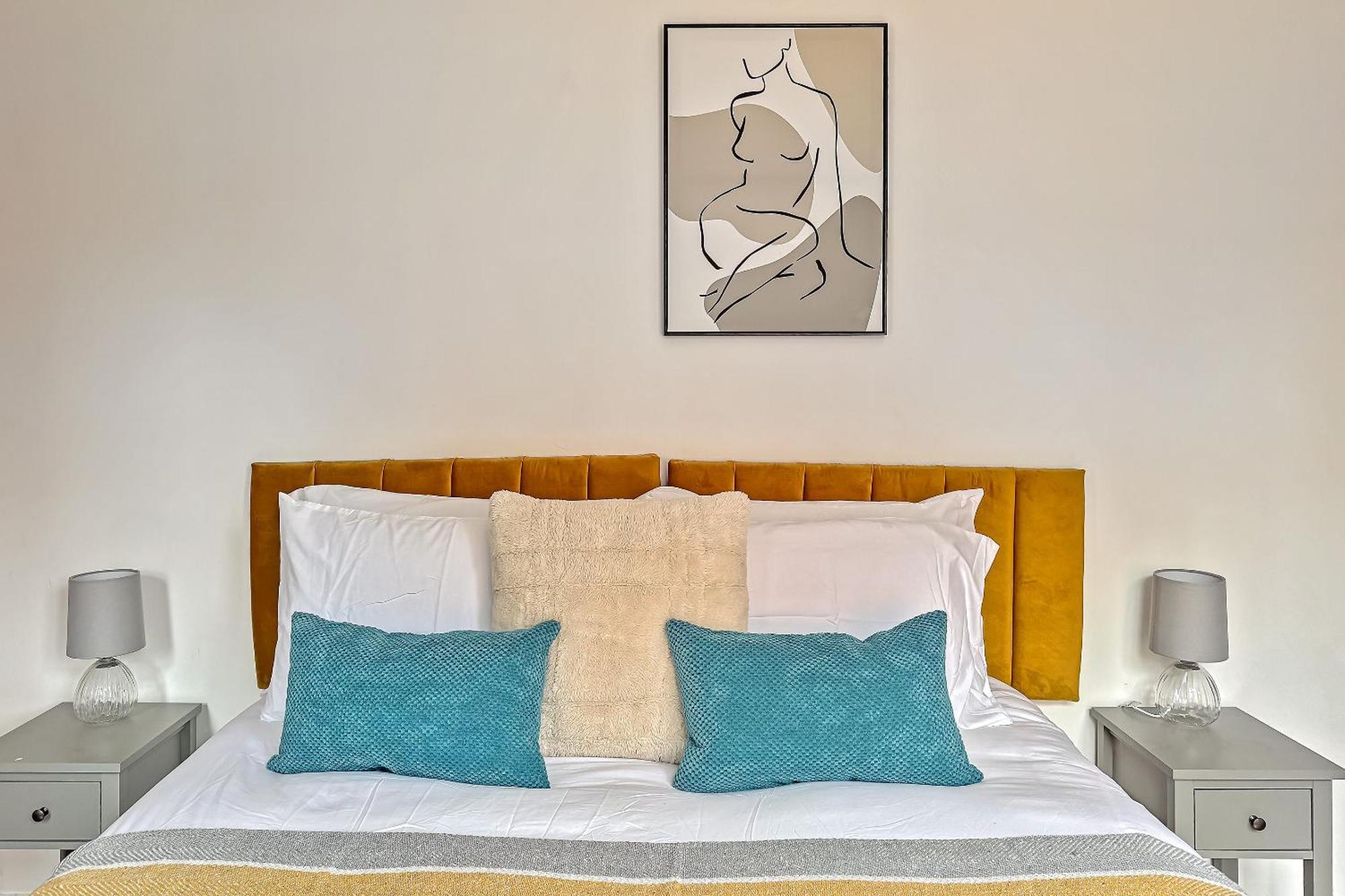 Stylish Town Centre Apartment, Allocated Free Parking Space, High Street, Modern Decor, Juliet Balcony, Walking Distance To Station Metropolitan Line Apartamento *