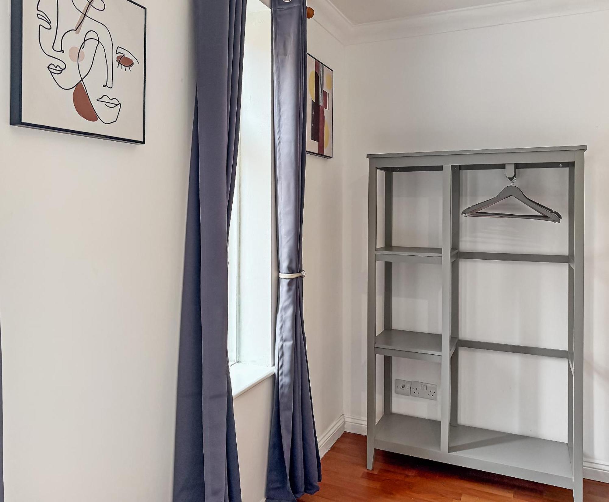 Apartamento Stylish Town Centre Apartment, Allocated Free Parking Space, High Street, Modern Decor, Juliet Balcony, Walking Distance To Station Metropolitan Line Rickmansworth