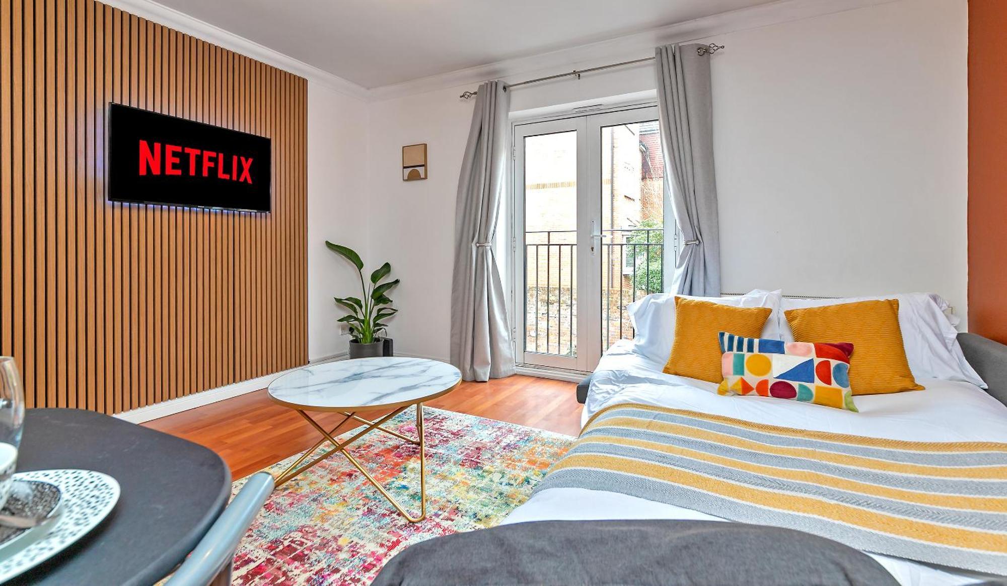 Stylish Town Centre Apartment, Allocated Free Parking Space, High Street, Modern Decor, Juliet Balcony, Walking Distance To Station Metropolitan Line Rickmansworth
