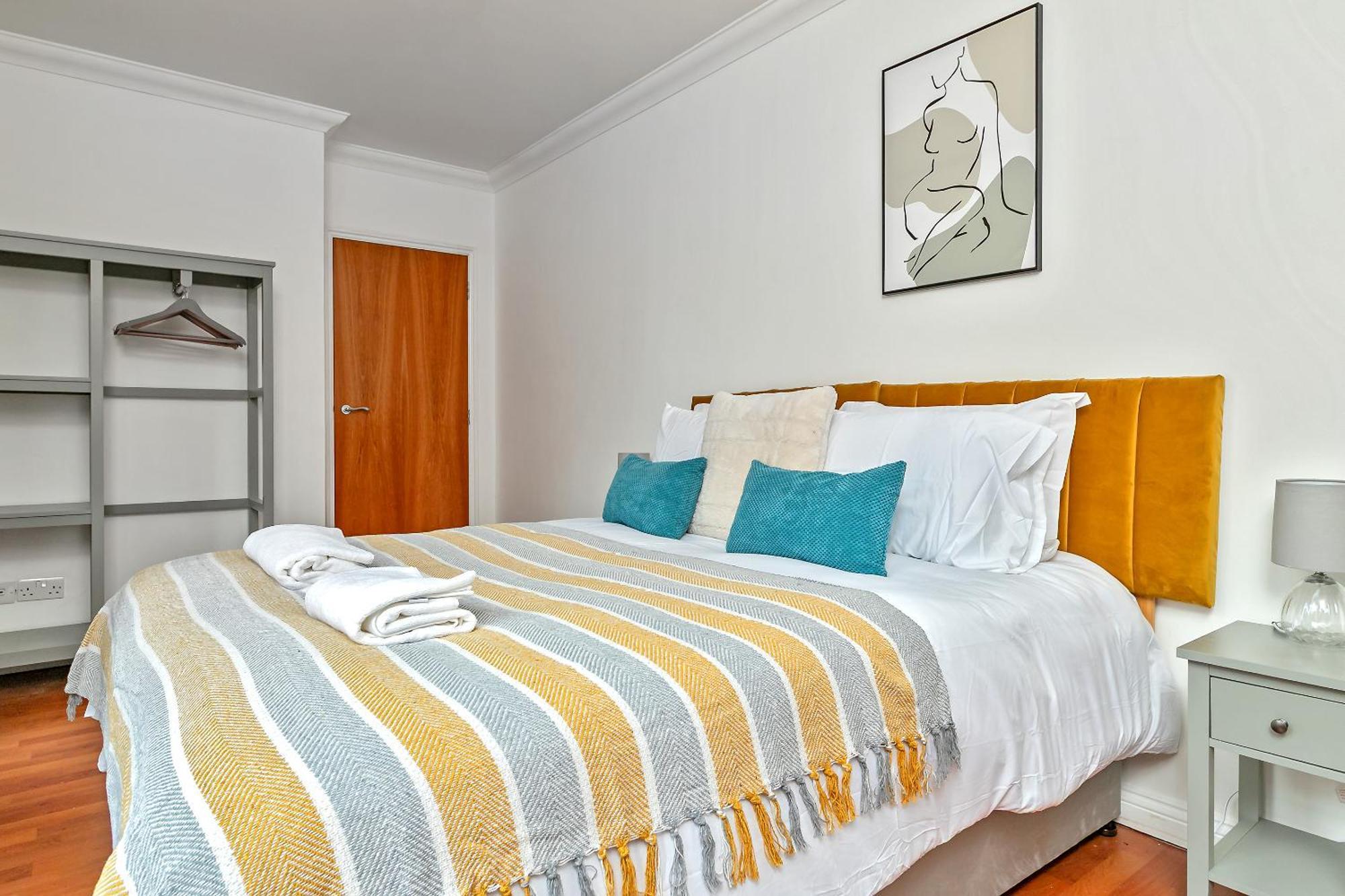 Apartamento Stylish Town Centre Apartment, Allocated Free Parking Space, High Street, Modern Decor, Juliet Balcony, Walking Distance To Station Metropolitan Line *