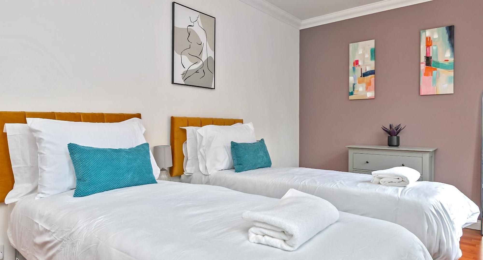 Stylish Town Centre Apartment, Allocated Free Parking Space, High Street, Modern Decor, Juliet Balcony, Walking Distance To Station Metropolitan Line Rickmansworth