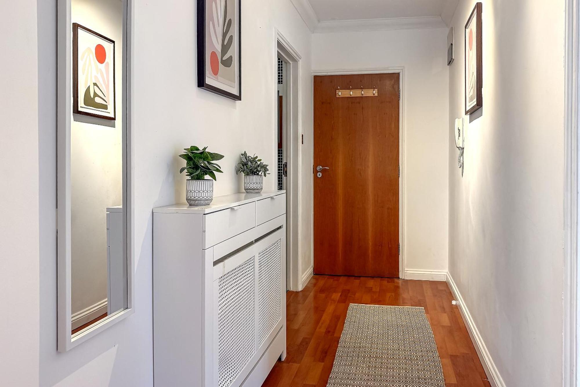 Stylish Town Centre Apartment, Allocated Free Parking Space, High Street, Modern Decor, Juliet Balcony, Walking Distance To Station Metropolitan Line * Rickmansworth