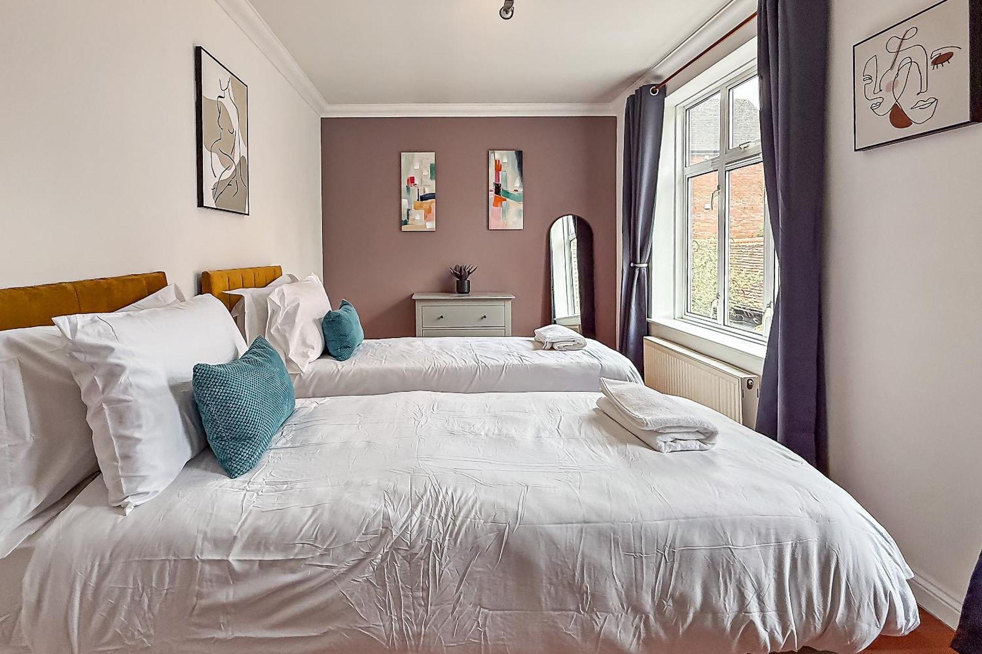 Stylish Town Centre Apartment, Allocated Free Parking Space, High Street, Modern Decor, Juliet Balcony, Walking Distance To Station Metropolitan Line