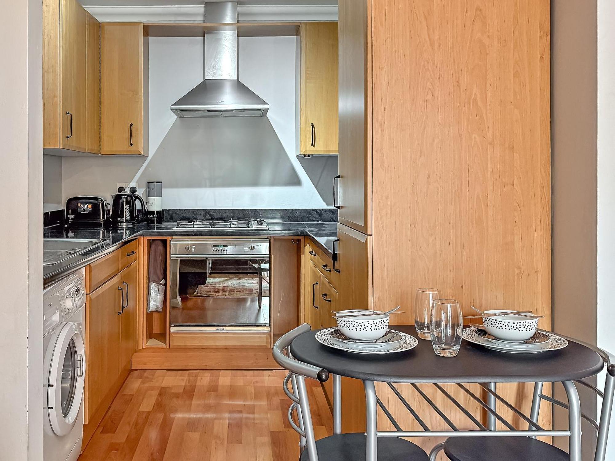 Stylish Town Centre Apartment, Allocated Free Parking Space, High Street, Modern Decor, Juliet Balcony, Walking Distance To Station Metropolitan Line Apartamento Rickmansworth