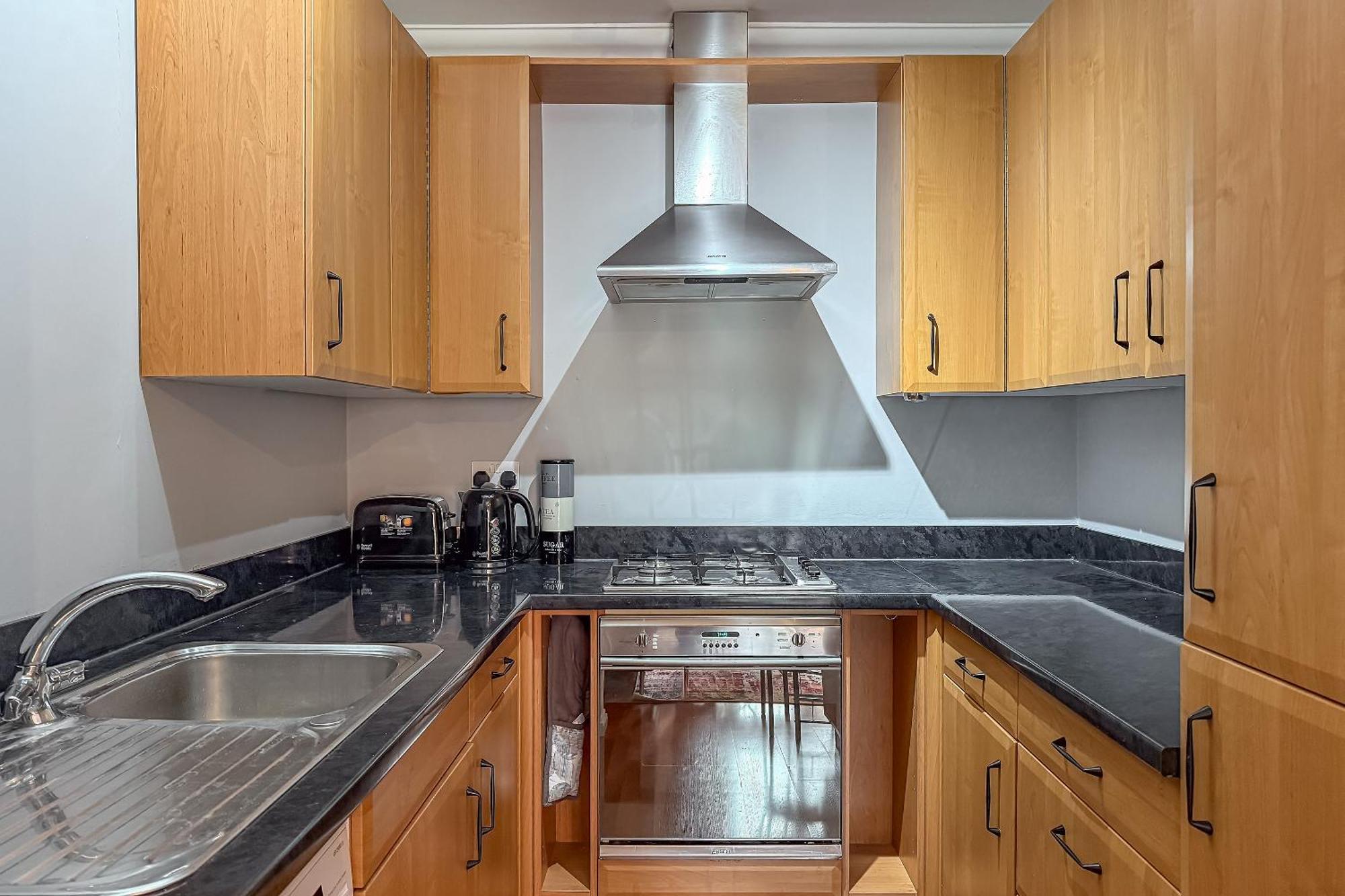 Apartamento Stylish Town Centre Apartment, Allocated Free Parking Space, High Street, Modern Decor, Juliet Balcony, Walking Distance To Station Metropolitan Line Rickmansworth