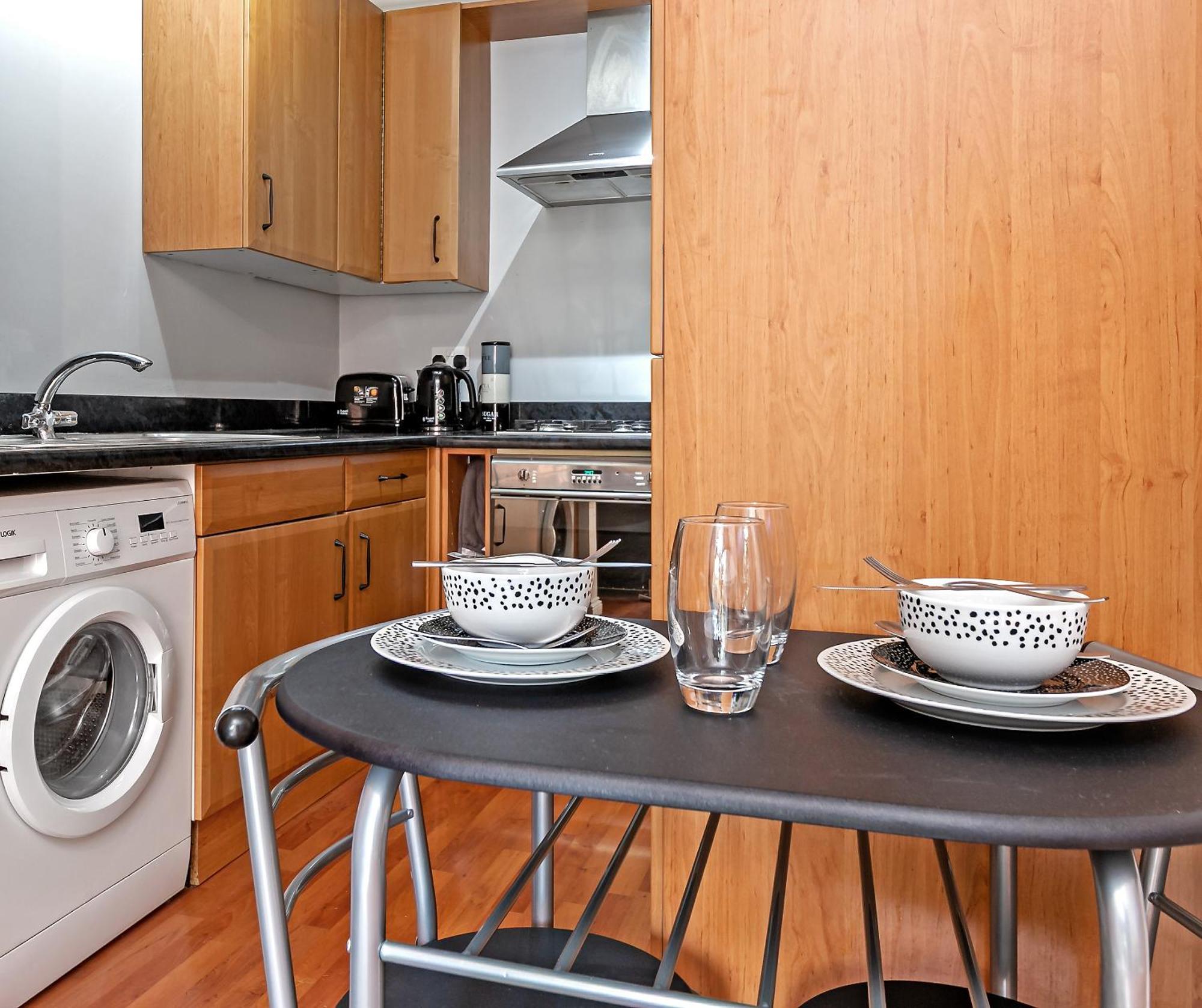 Stylish Town Centre Apartment, Allocated Free Parking Space, High Street, Modern Decor, Juliet Balcony, Walking Distance To Station Metropolitan Line Rickmansworth