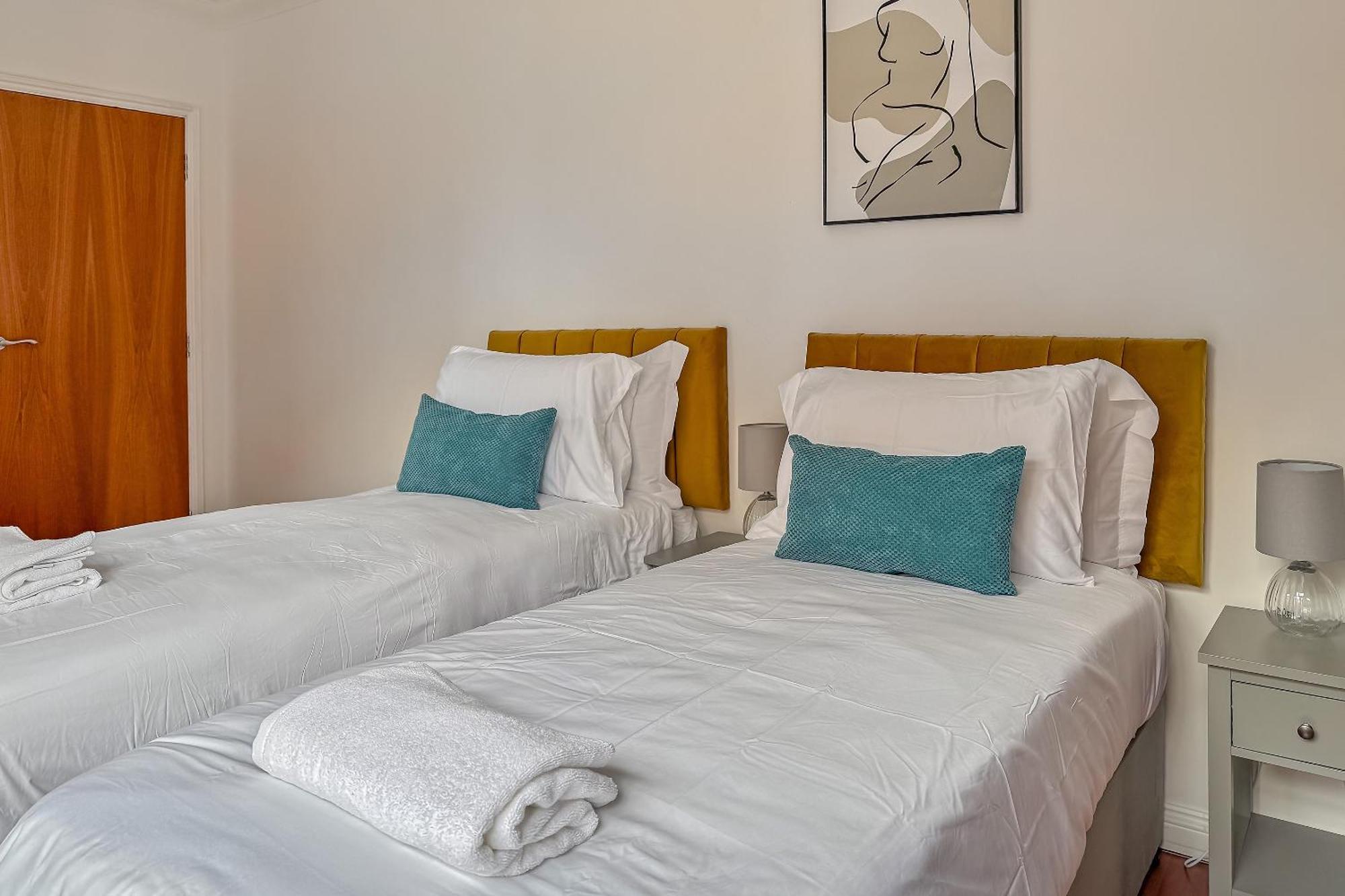 Stylish Town Centre Apartment, Allocated Free Parking Space, High Street, Modern Decor, Juliet Balcony, Walking Distance To Station Metropolitan Line Apartamento