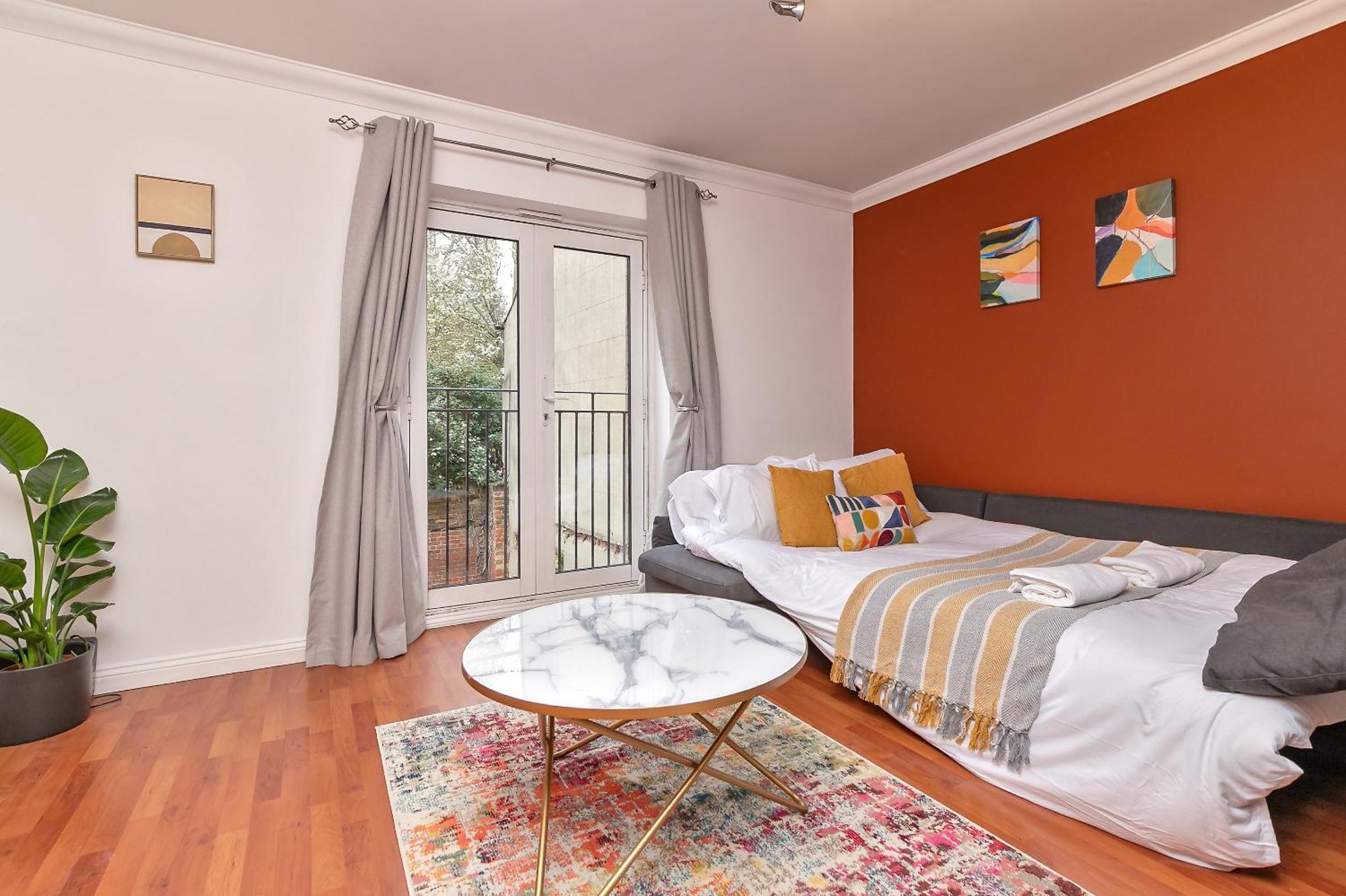 Apartamento Stylish Town Centre Apartment, Allocated Free Parking Space, High Street, Modern Decor, Juliet Balcony, Walking Distance To Station Metropolitan Line *
