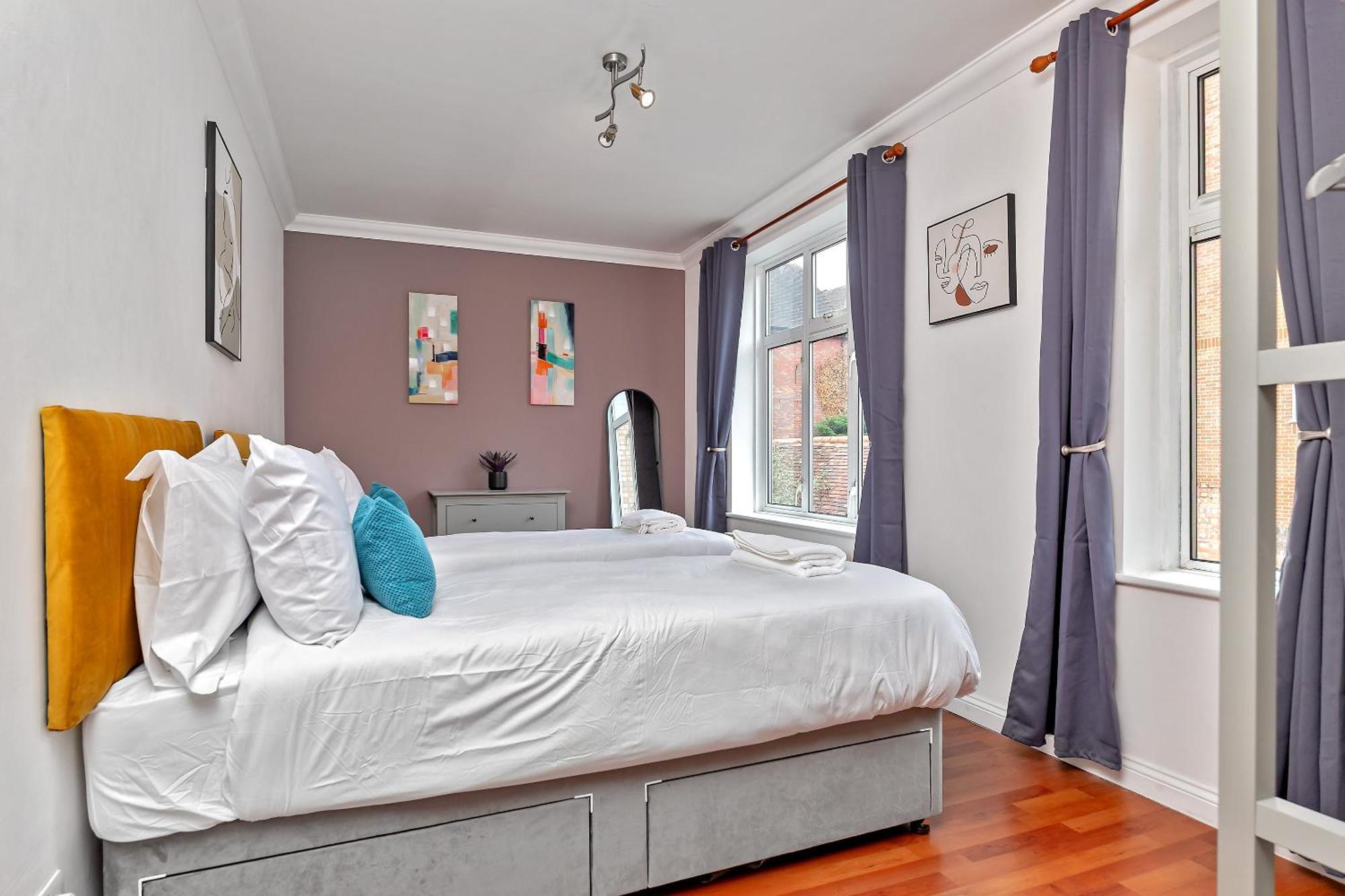 Stylish Town Centre Apartment, Allocated Free Parking Space, High Street, Modern Decor, Juliet Balcony, Walking Distance To Station Metropolitan Line