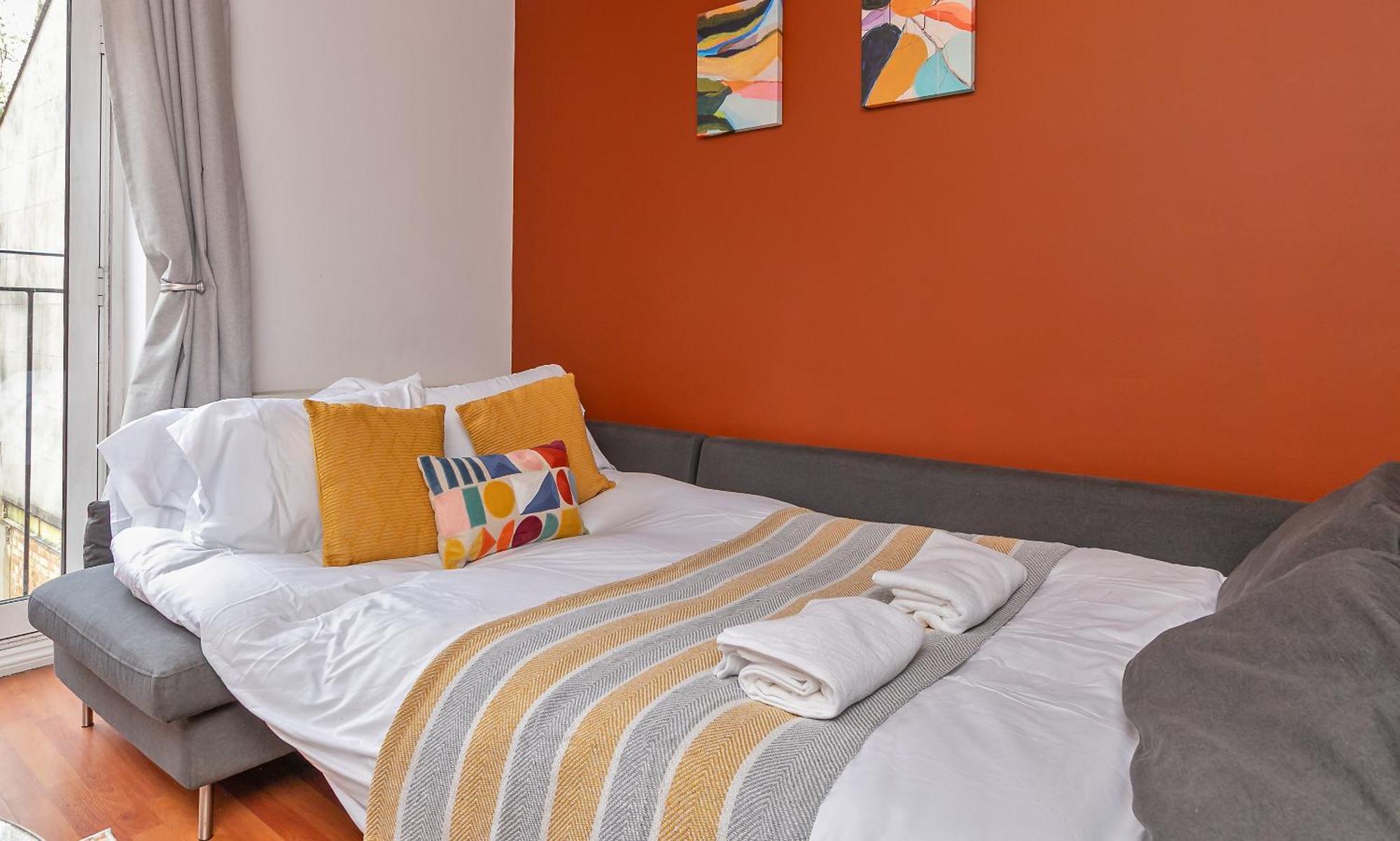 Apartamento Stylish Town Centre Apartment, Allocated Free Parking Space, High Street, Modern Decor, Juliet Balcony, Walking Distance To Station Metropolitan Line