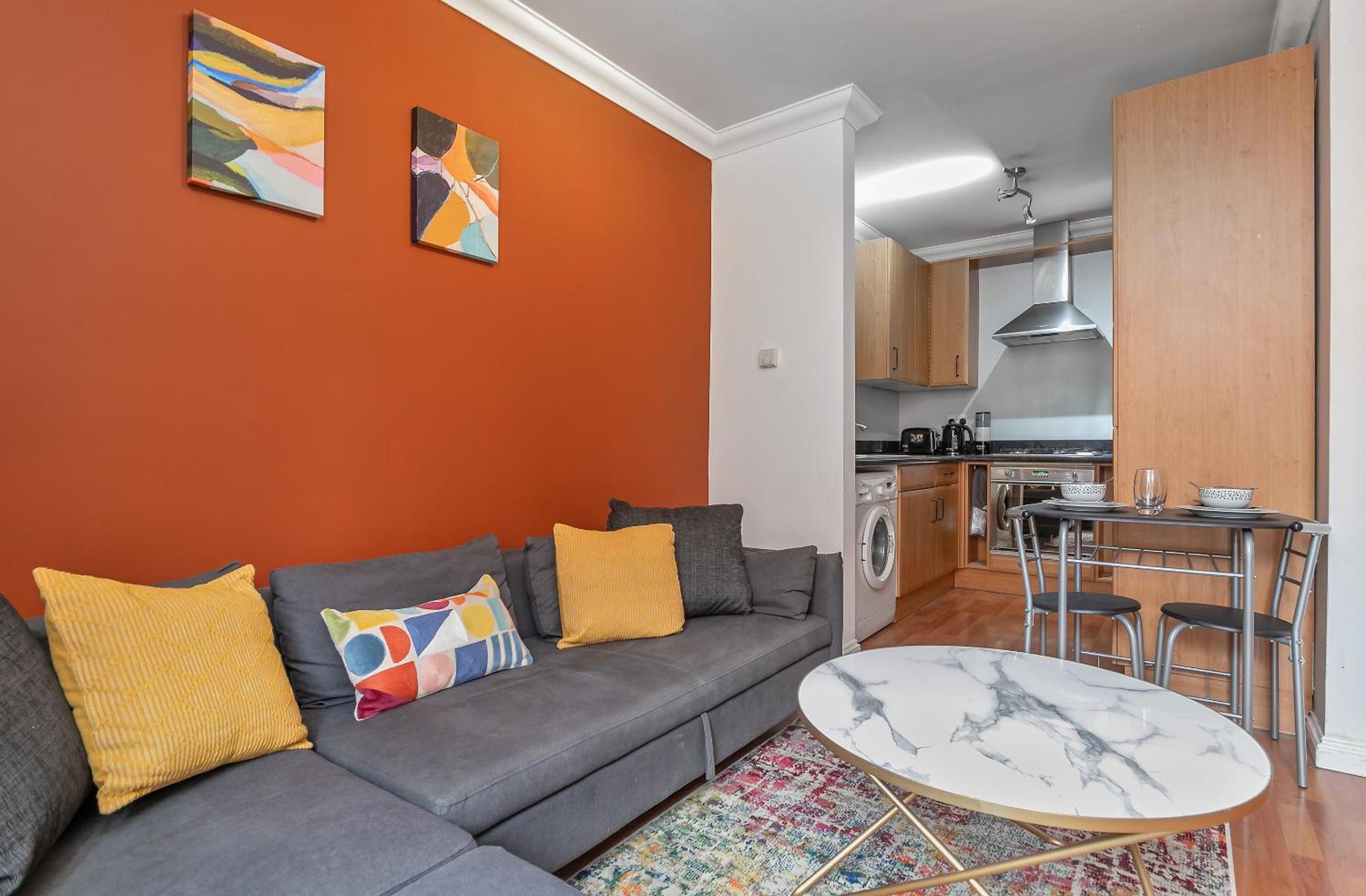 Apartamento Stylish Town Centre Apartment, Allocated Free Parking Space, High Street, Modern Decor, Juliet Balcony, Walking Distance To Station Metropolitan Line *