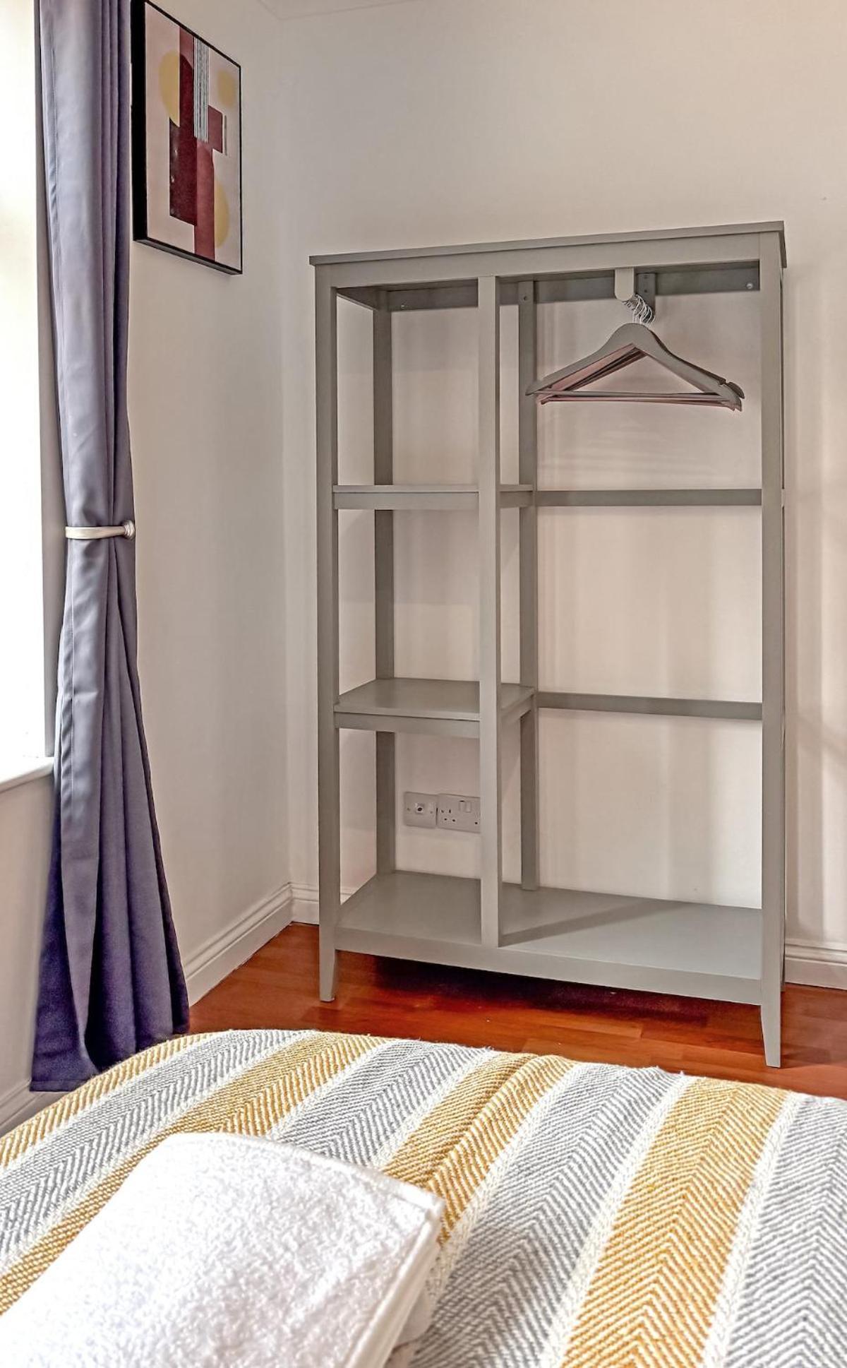 Stylish Town Centre Apartment, Allocated Free Parking Space, High Street, Modern Decor, Juliet Balcony, Walking Distance To Station Metropolitan Line