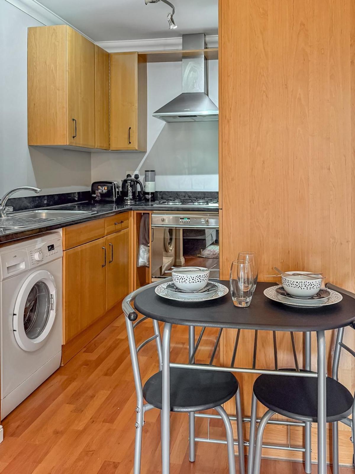 Stylish Town Centre Apartment, Allocated Free Parking Space, High Street, Modern Decor, Juliet Balcony, Walking Distance To Station Metropolitan Line Apartamento *