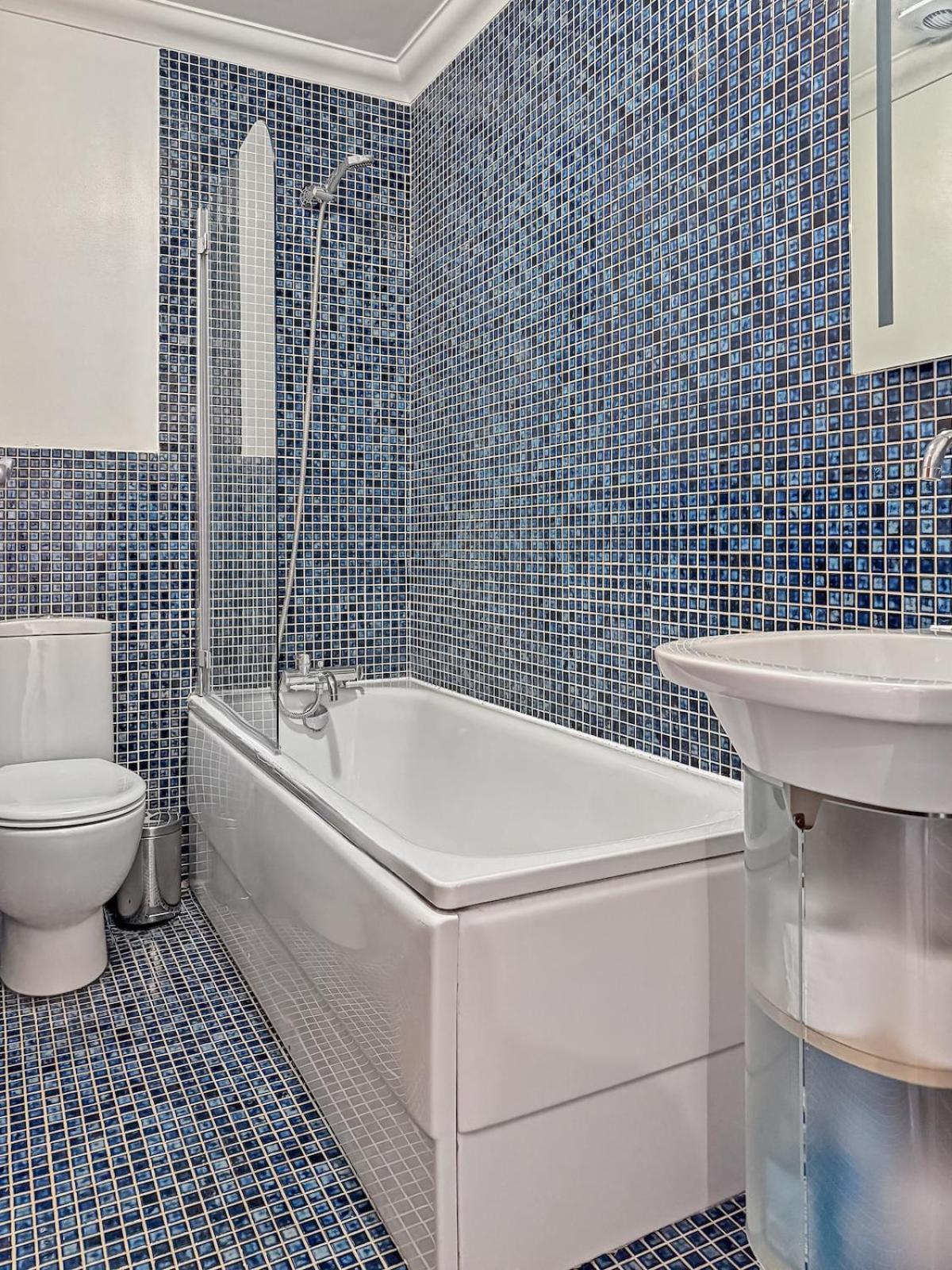 Stylish Town Centre Apartment, Allocated Free Parking Space, High Street, Modern Decor, Juliet Balcony, Walking Distance To Station Metropolitan Line *