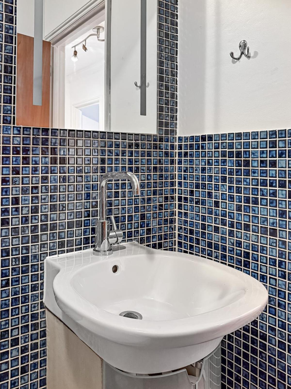 Stylish Town Centre Apartment, Allocated Free Parking Space, High Street, Modern Decor, Juliet Balcony, Walking Distance To Station Metropolitan Line Apartamento Rickmansworth
