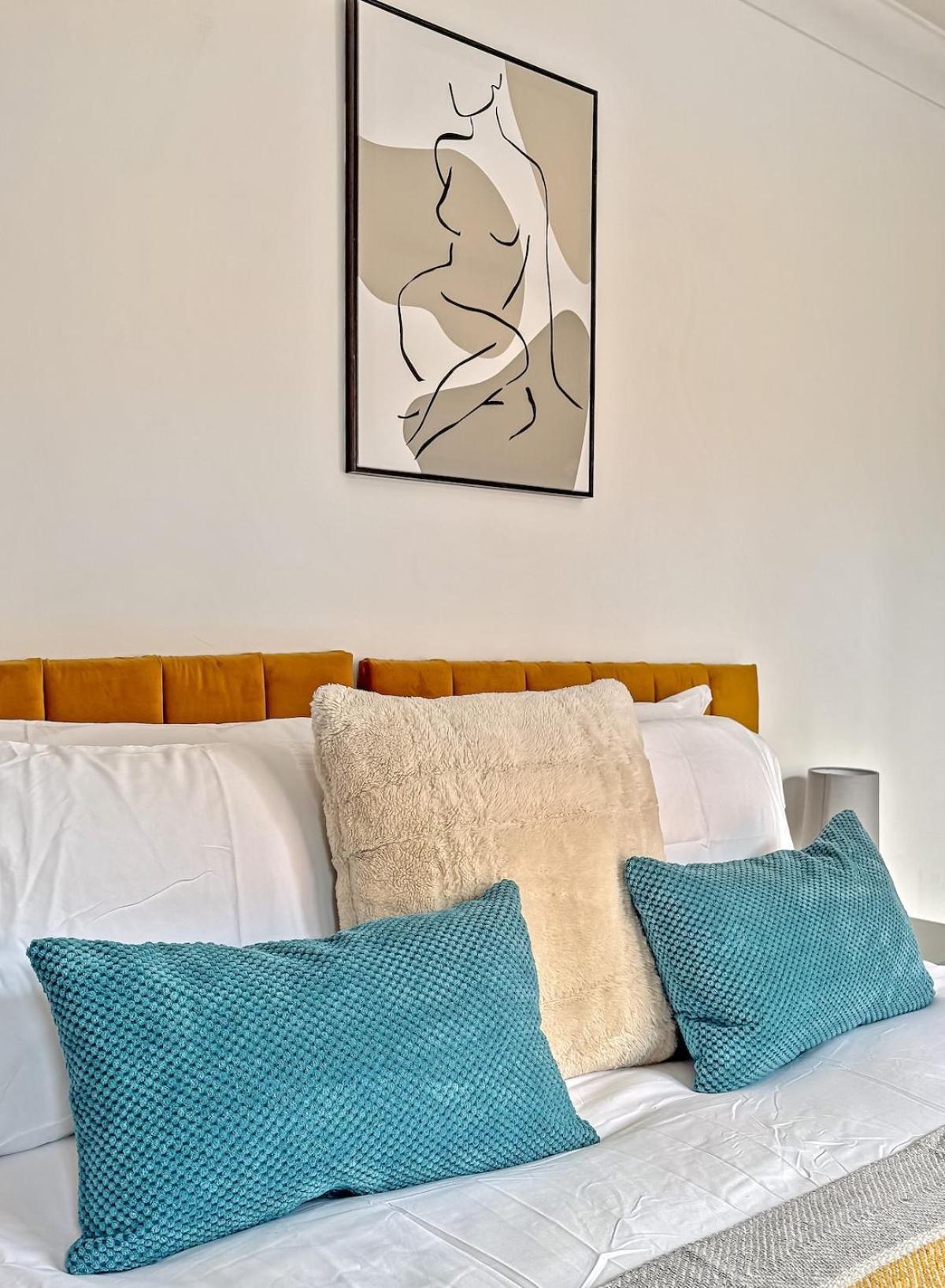 Apartamento Stylish Town Centre Apartment, Allocated Free Parking Space, High Street, Modern Decor, Juliet Balcony, Walking Distance To Station Metropolitan Line